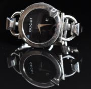 Gucci ladies wristwatch ref. 122.5 with date aperture, black dial, dauphine hands, stainless steel