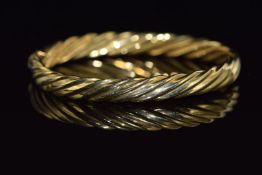 A 9ct gold bangle with ridged decoration, 18.5g