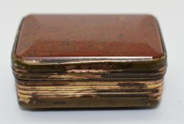 19thC gilt metal agate snuff box with hinged lid, 4x2.5cm