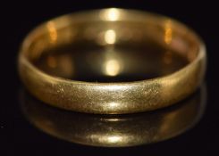 A 22ct gold wedding band/ ring, 3.9g, size Q