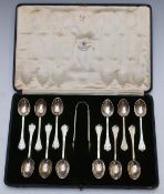 Mappin & Webb Edward VII cased set of twelve hallmarked silver lace back spoons and tongs, London
