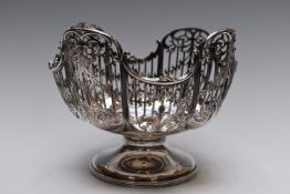 George V Mappin & Webb hallmarked silver pierced pedestal basket, Sheffield 1917, diameter 16.5cm,