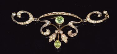 Edwardian pendant set with seed pearls and peridot, 5.1g