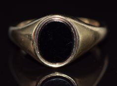 A 9ct gold signet ring set with onyx, 5.7g, size P