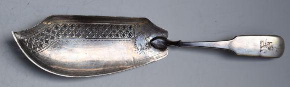 Georgian hallmarked silver fiddle pattern fish slice or server, with pierced decoration, London