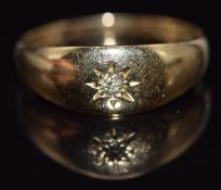 An 18ct gold ring set with a diamond in a star setting, 2.5g, size M