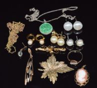 A 9ct gold brooch, 9ct gold ring (6.1g), 9ct gold pendant set with a cameo, a pair of 9ct gold