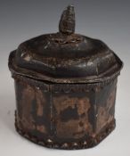 Georgian octagonal lead tobacco pot with jester finial, H14.5cm