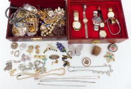 A collection of costume jewellery including filigree pendant, 9ct gold pendant, Sarah Coventry