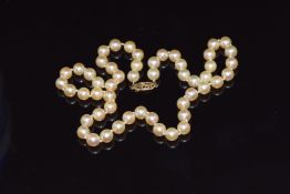 A single strand of cultured pearls with 9ct gold clasp
