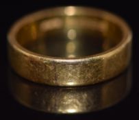 A 22ct gold wedding ring / band, 5.5g, size M