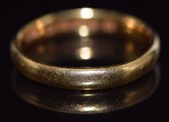 A 22ct gold wedding band/ ring, 4.1g, size O