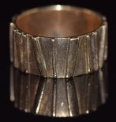 A yellow metal ring with textured decoration, 6.0g, size K