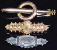 A 9ct gold Royal Navy brooch in the form of a torpedo and lifebuoy, 9ct gold brooch (5.3g) and a