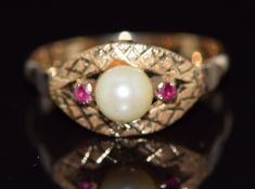 A 9ct gold ring set with a pearl and rubies, 2.4g, size O/P