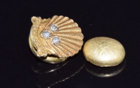 A 9ct gold 35 years service shell badge (3.4g) and a gold nugget (4.8g)