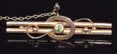 A 9ct gold brooch set with a peridot, 2.4g, 4cm