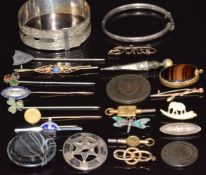 A silver bangle, Victorian banded agate brooch, Charles Horner silver bangle and baby brooch, a