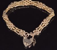 A 9ct gold gate bracelet with heart padlock, 14.9g
