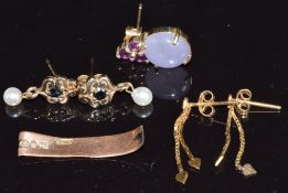 Two pairs of 9ct gold earrings and a section of 9ct gold, 3g