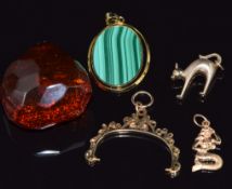 An 18k gold pendant set with malachite, 9ct gold mount (4.1g), copal amber pendant, a 9ct gold