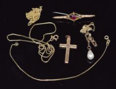 A 9ct rose gold cross, 9ct gold necklaces and a 9ct gold bar brooch, 8.6g