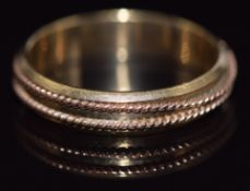 A 9ct gold ring with rope decoration, size T/U, 4g