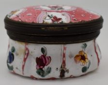18th/19thC Bilston enamel hinged patch box with flower decoration, H3cm