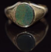 A 9ct gold signet ring set with bloodstone, 2.6g, size N