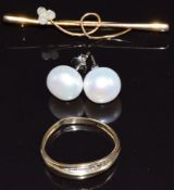 A 9ct gold ring, 9ct gold brooch (2.7g) and a pair of 14k gold and pearl earrings
