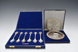 Hallmarked silver comemorative dish together with a similar set of six spoons, dish London 1978