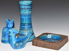 Four pieces retro / mid century Bitossi pottery including a flared vase, ashtray, cat and chicken,