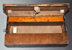 A wooden pistol shooting range box with fitted interior and carry handle, 52x28x15cm.