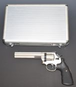 Smith & Wesson Model 686 .177 revolver air pistol with chequered grips and 10 shot magazine,