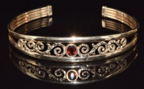 A 9ct gold bracelet set with a garnet, 6.3g