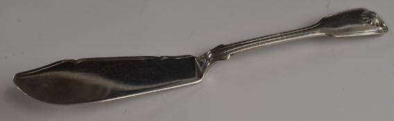 Victorian fiddle thread and shell pattern hallmarked silver butter knife, London 1870, maker Henry