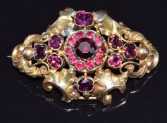 Victorian gold brooch set with garnets, 8.3g