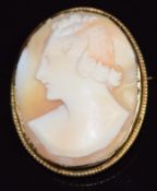 A 9ct gold brooch set with a cameo, 2.8 x 3.5cm