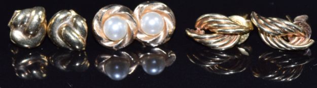 Three pairs of 9ct gold earrings, 3.5g
