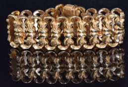 An 18ct gold bracelet in a stylised floral design, 42g