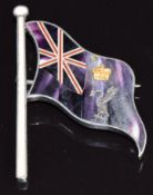 An unusual flag brooch set with agate, a gold coronet and a phoenix, 5.5 x 3.7cm