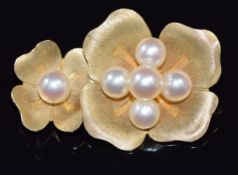 A 14k gold brooch set with cultured pearls in the form of flowers, 8.1g