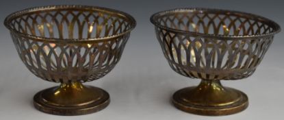 George V pair of hallmarked silver pedestal bon bon dishes with pierced decoration, Birmingham
