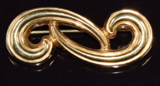 An 18ct gold brooch in a scrolling design, 5.4g