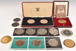 Fifteen various commemorative etc coins and medal coins to include XX Congres Mondial Paris 1989,