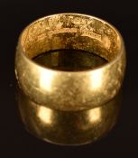 An 18ct gold wedding band/ ring, size M, 7.6g