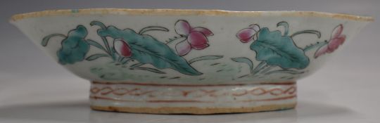 Chinese 19thC shaped dish decorated with flowers, H5.5, L19cm