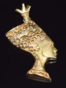 A yellow metal pendant depicting Nefertiti, length 3.9cm, 6.1g