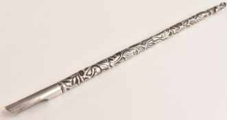 Chinese silver pen with figural finial, length 15.5cm