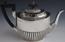 Walker & Hall Edward VII hallmarked silver teapot with reeded lower body, Sheffield 1901, length